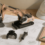 pelleteuse miniature avec accessoires sur bureau de chantier