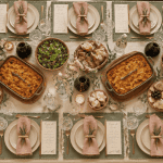 Repas pour 30 personnes table dressée plats conviviaux