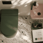 toilette coloré cuvette verte et accessoires roses terrazzo