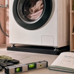 Pourquoi ma machine à laver se déplace à l’essorage : niveau et tapis antivibratoire sous le lave-linge.