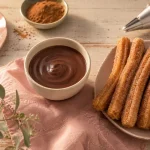 Dessert espagnoles : churros dorés et chocolat chaud